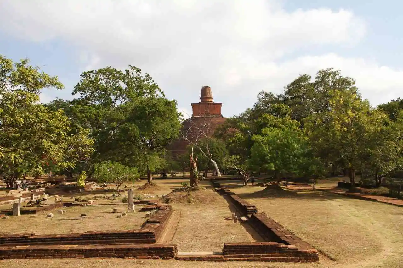 anuradhapura-ancient-city-ruins-sri-lanka-cultural-triangle