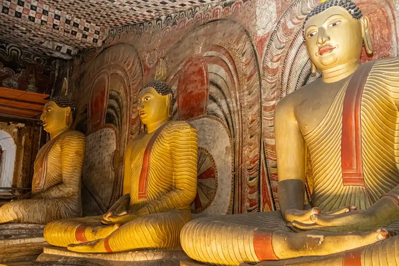 dambulla-rock-cave-temple-buddha-statues-sri-lanka