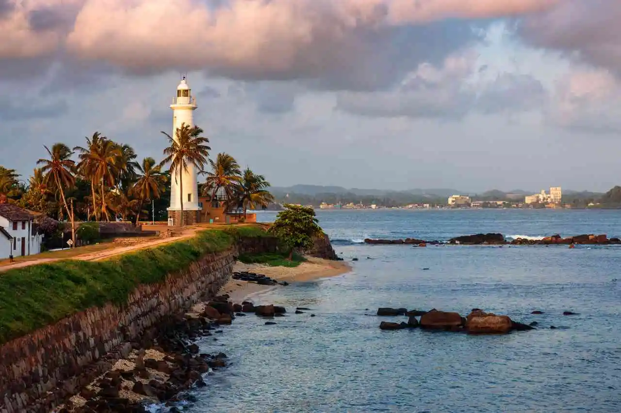 galle-dutch-fort-lighthouse-sri-lanka-down-south