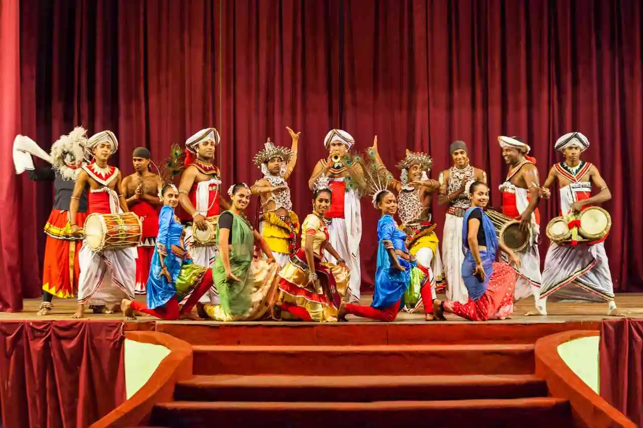 kandy-cultural-dance-show-sri-lanka-traditional