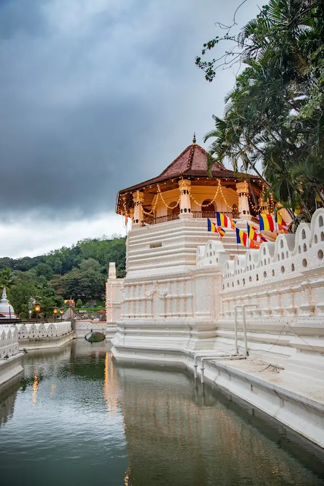 kandy-sri-lanka-temple-of-the-tooth-relic-sri-dalada-maligawa