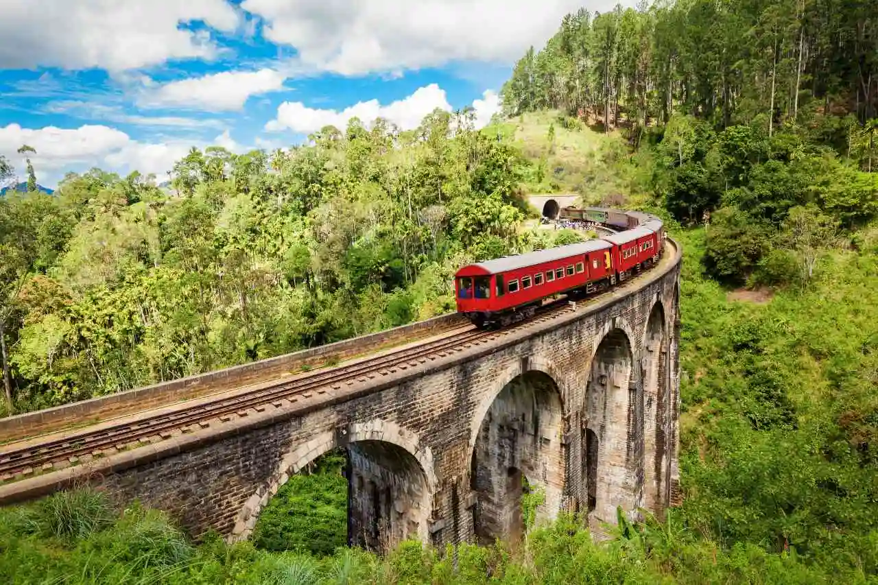 nine-arch-bridge-train-ella-sri-lanka