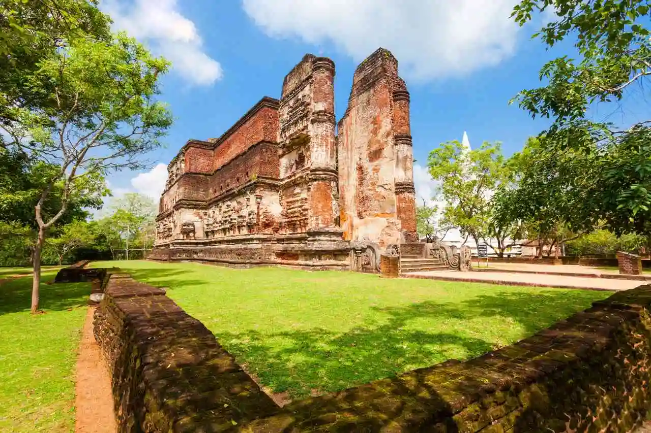 polonnaruwa-ancient-city-ruins-sri-lanka
