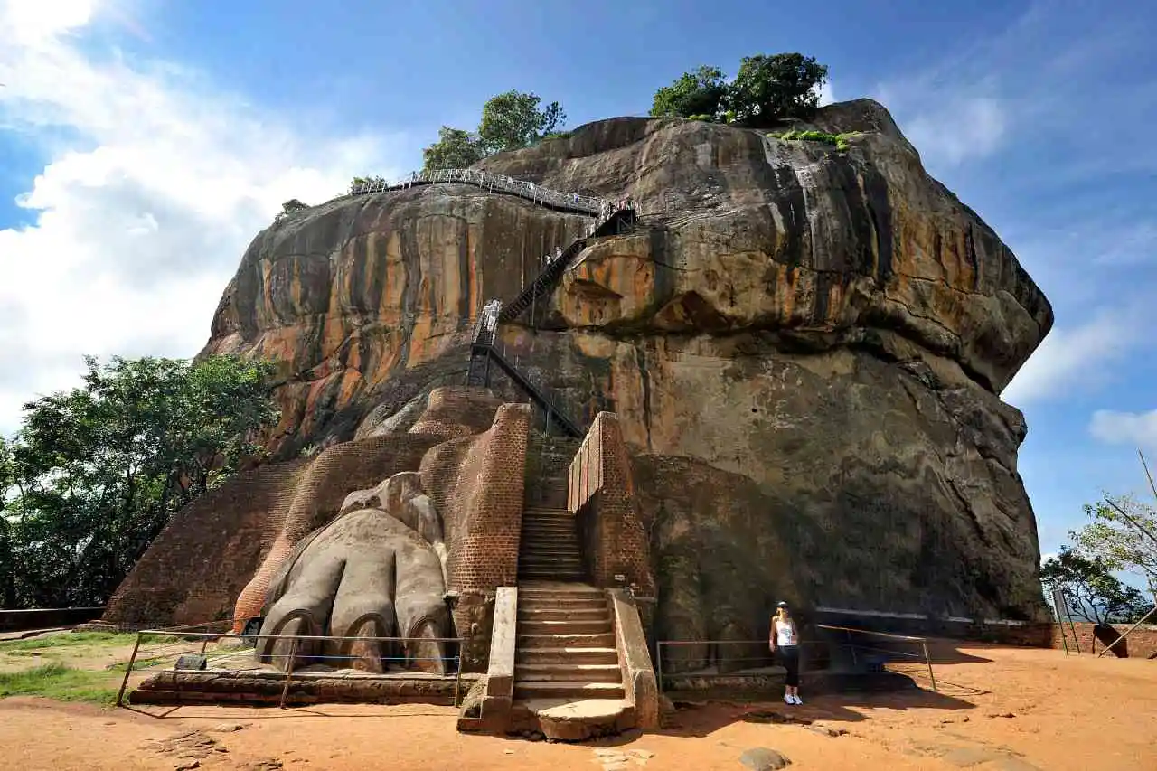 sigiriya-lion-rock-ancient-rock-fortress-entrance