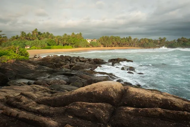 sri-lanka-beach-down-south-ocean-waves-blue-waters