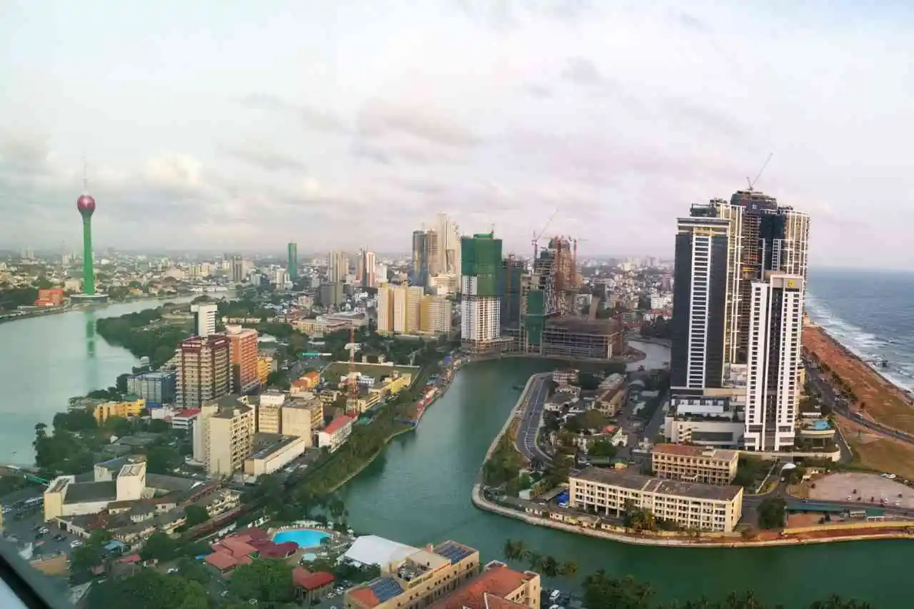 sri-lanka-colombo-city-lotus-tower-galle-face-green