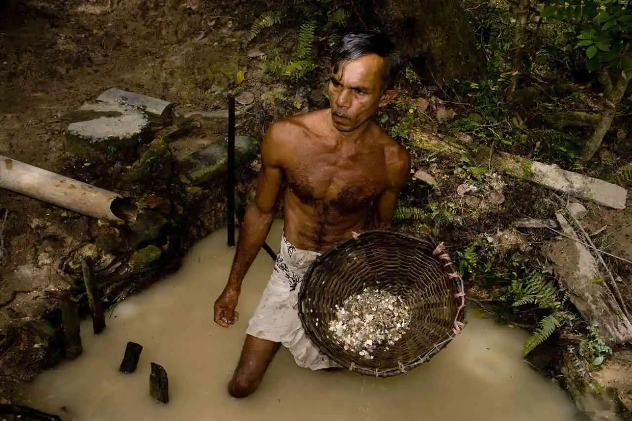 sri-lanka-meetiyagoda-gem-mining-moonstone-mine