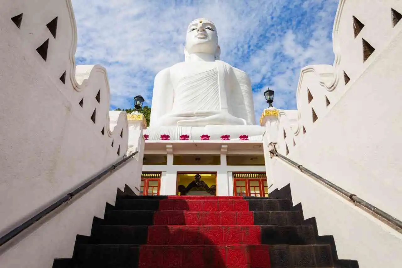 sri-maha-bodhi-viharaya-bahirawakanda-vihara-white-buddha-statue-kandy-sri-lanka