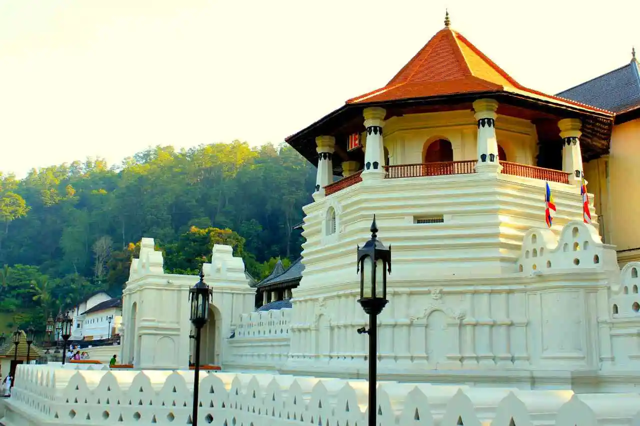 sri lanka tours temple-of-the-tooth-relic-buddhist-temple-kandy-sri-lanka-sri-dalada-maligawa